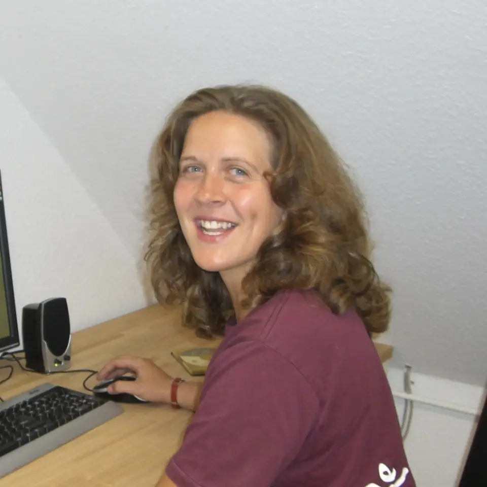 Ergotherapeutin am Biofeedback-Arbeitsplatz der Praxis
