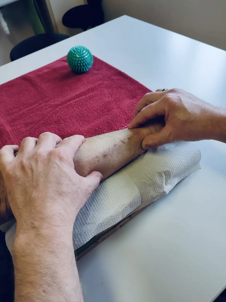 Handtherapie in der Praxis: Therapeutin behandelt die Hand einer Patientin